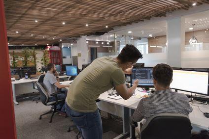 Büro mit Computerarbeitsplätzen